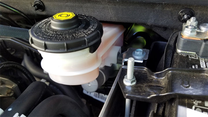 5 Symptoms of a Brake Fluid Leak (and Repair Cost)