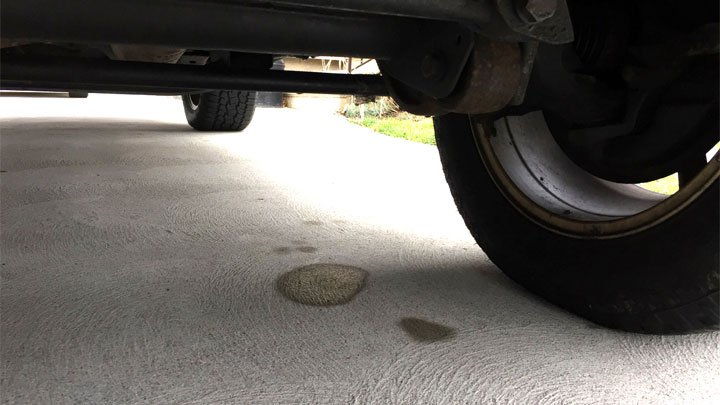 Charco de líquido de frenos debajo del coche