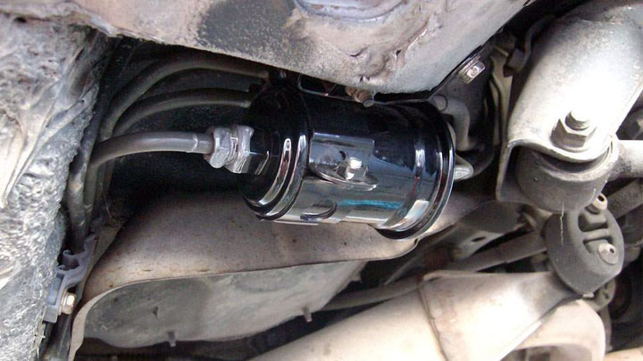 Replacing a fuel filter