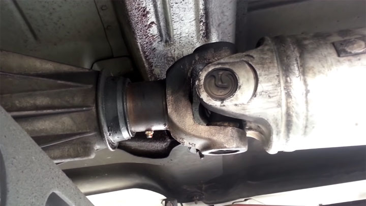 drive shaft u joint symptoms