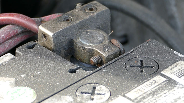 symptoms of bad car battery connector