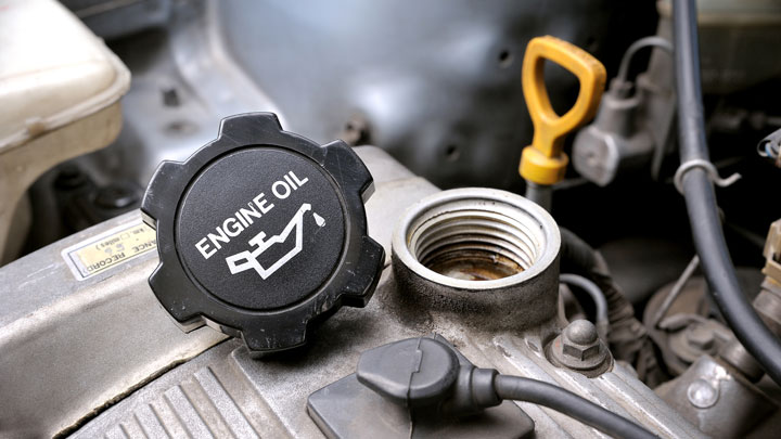 5 Symptoms of Wrong Engine Oil in Your Car (Should You Worry?)