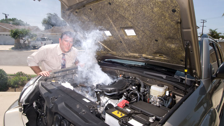 humo del motor del coche