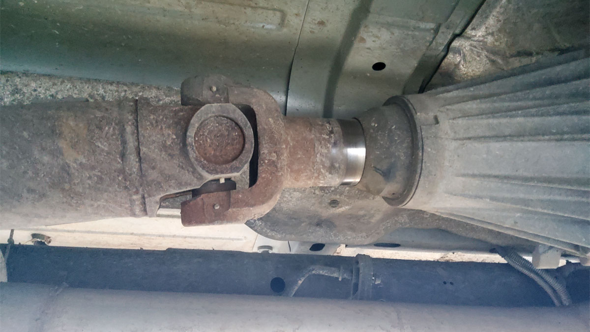 bad driveshaft symptoms