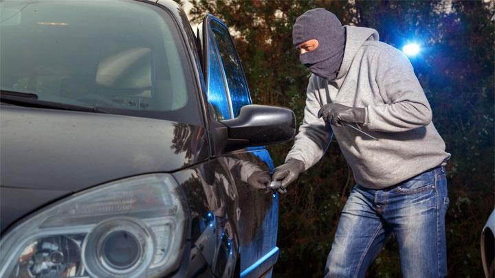 ladrón de coches activando la alarma