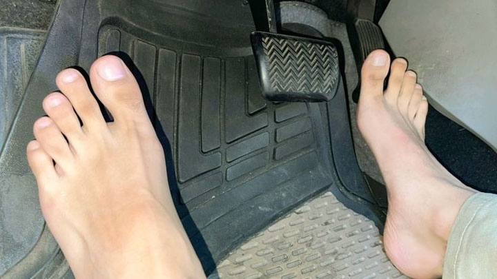 is it illegal to drive barefoot?
