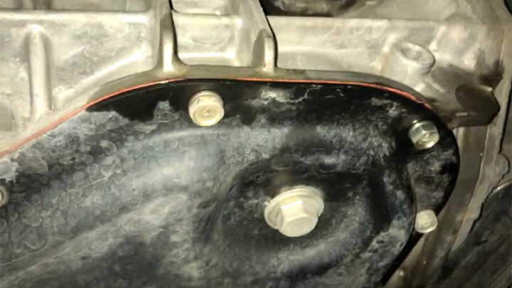 leaking transmission pan gasket symptoms