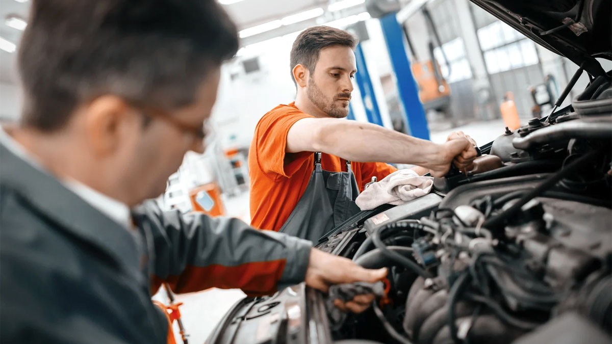Automotive Technician vs Mechanic (What’s the Difference?)