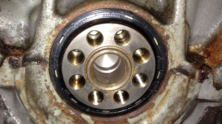 4 Rear Main Seal Leak Symptoms Not to Ignore (and Replacement Cost)