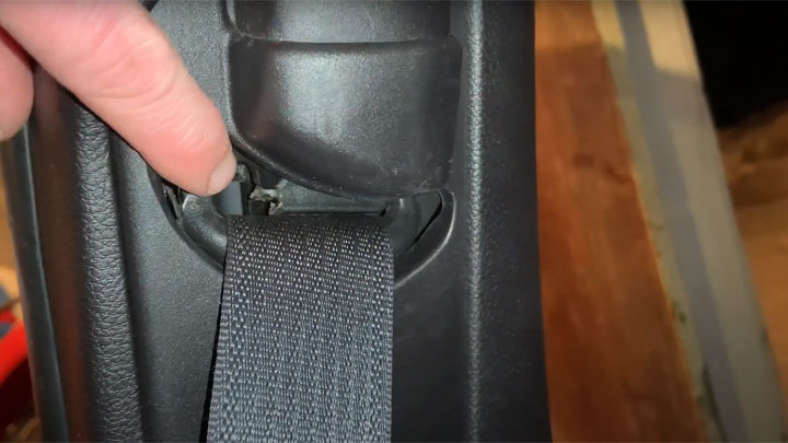 How to Fix a Seat Belt That Won't Retract or Pull Out (Step-by-Step)