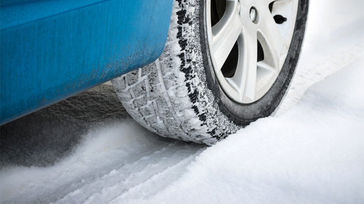 Neumático desinflado en la nieve