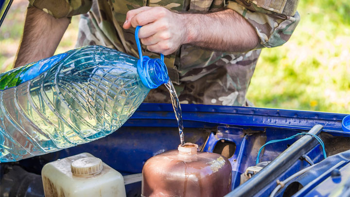 agua en el tanque de expansión del radiador